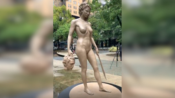 Статую Медузы Горгоны с головой Персея поставили напротив нью-йоркского суда