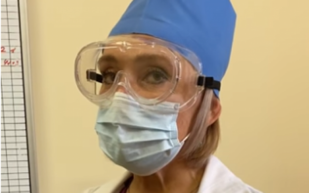 В Николаеве медиков от COVID-19 «защитили» строительными очками и непригодными халатами
