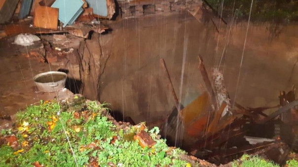 Частный дом провалился под землю в Брянской области