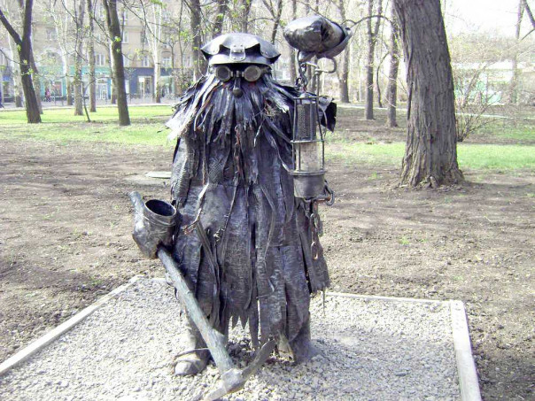 Свидомые вознамерились нарядить в шаровары героя шахтёрского фольклора Донбасса