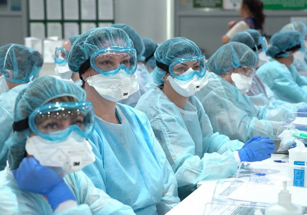 Медицинские работники продолжат получать премии в 2021 году