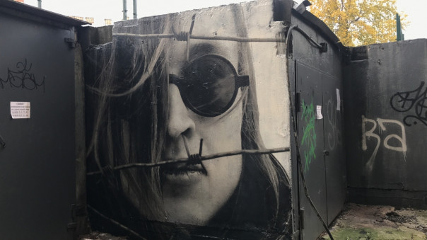 Петербуржцы оценили новое граффити с Егором Летовым в сквере Цоя