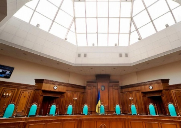 Зеленский требует увольнения всего состава Конституционного суда