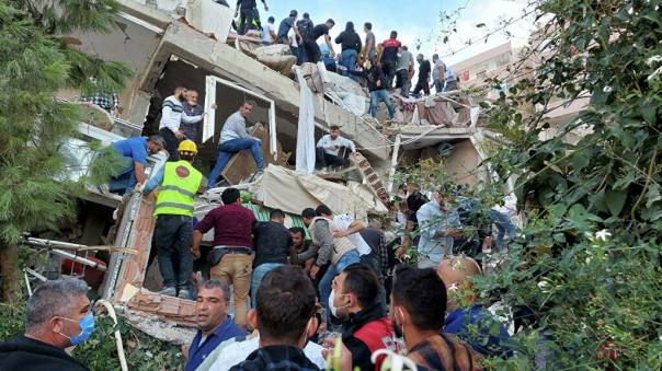 При мощном землетрясении в Турции пострадали 120 человек, четверо погибли, разрушены десятки домов, цунами