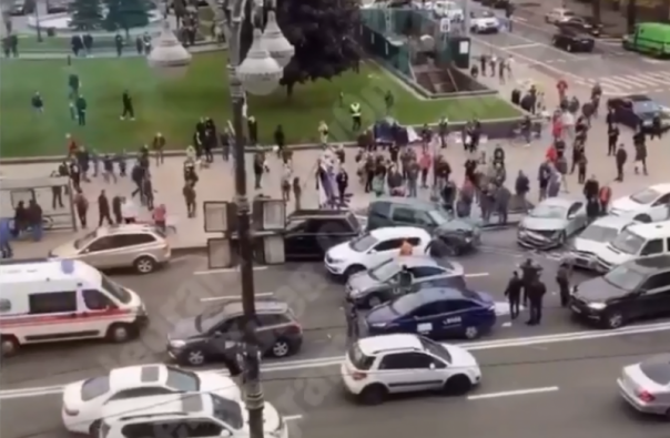 На Майдане Независимости в Киеве пьяный водитель в пешеходной зоне въехал в толпу людей: есть погибшие (Видео)