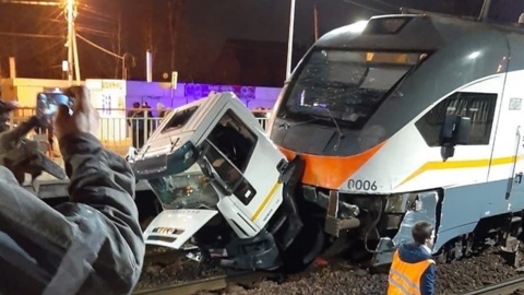 Момент столкновения электрички и грузовика в Подмосковье попал на видео