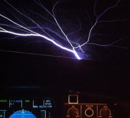 Российская стюардесса показала видео с редким природным явлением