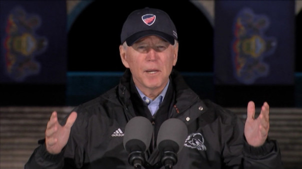 Одинокий автобус Байдена попал под "поезд Трампа" | Выборы на фоне протеста. Радикальные группировки Америки