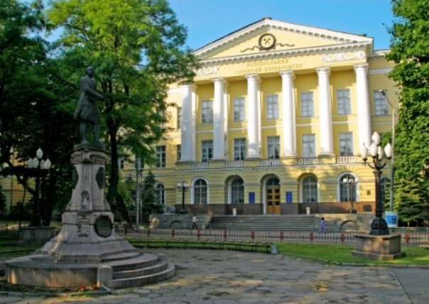 В Днепре студентка со своим отцом требуют уволить преподавателя, читающего лекции на русском языке