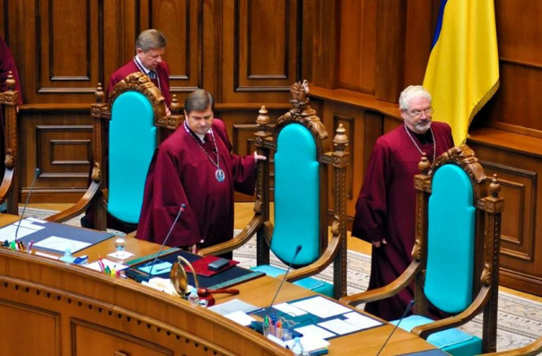 На каком языке вести разговор: конституционный суд Украины не принял решение по языковому закону