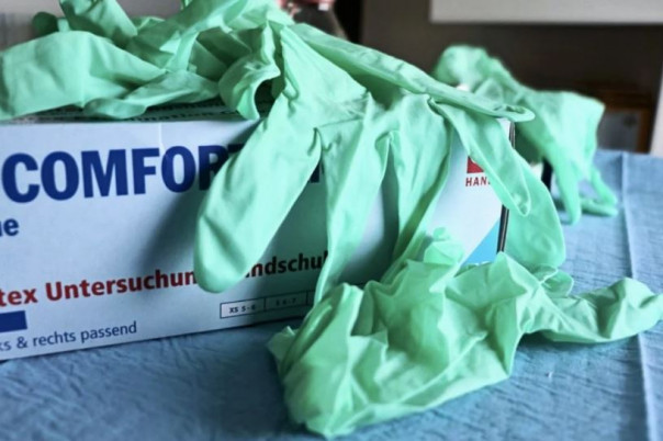 Академик РАН рассказал, что перчатки не защищают от коронавируса, на них просто зарабатывают