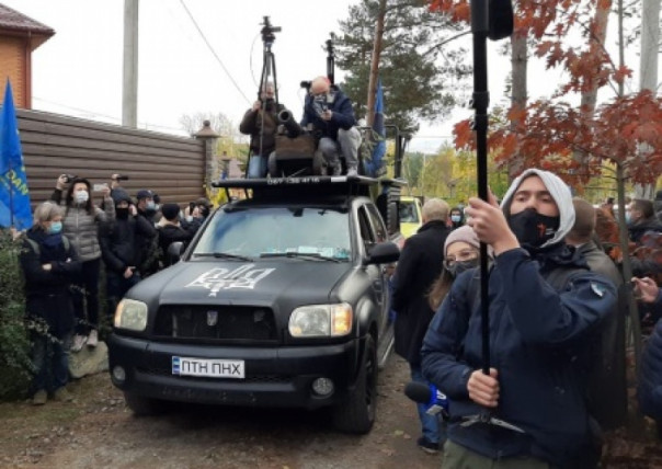 «Слава Украине, Тупицкого в отставку!»: у дома главы КСУ прошла акция протеста