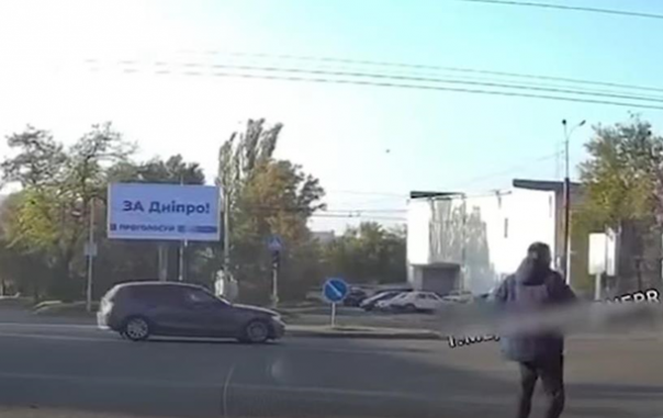 В Днепре пешеход обстрелял автомобиль, который не пропустил его на переходе