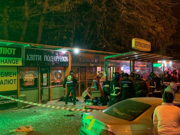 В Одессе на проспекте «Небесной сотни» авто влетело в остановку с людьми, есть жертвы
