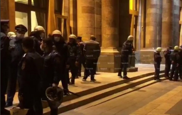 В Армении возобновились протесты из-за соглашения по Карабаху