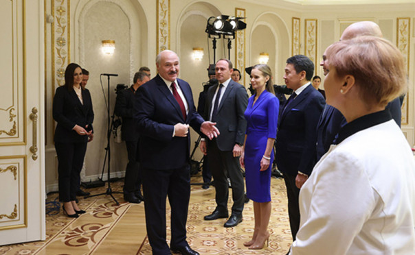 Лукашенко грубо одёрнул президента Украины: Чья б корова мычала, а Зеленского — молчала