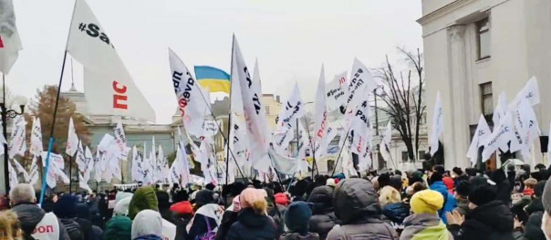 Мелкие украинские предприниматели решили перед смертью покричать у стен Рады