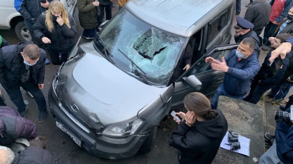 Машина врезалась в толпу людей на публичных слушаниях под Калининградом