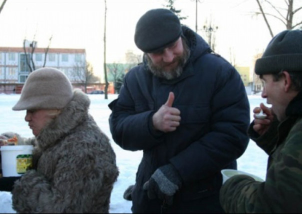 Позор Украине! Пенсионеров кормят на улице, как собак