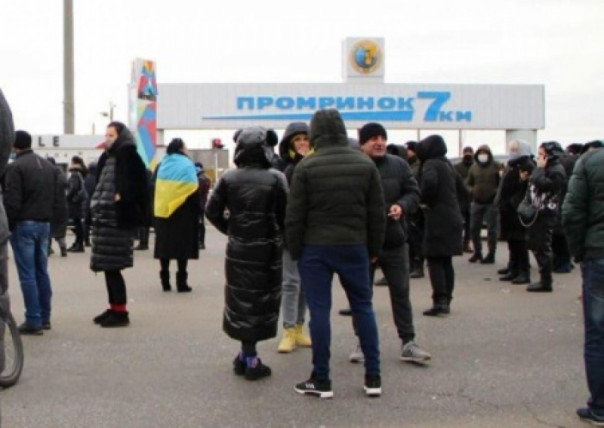 «Мы требуем права на труд!»: В Одессе торговцы протестуют против карантина выходного дня