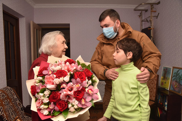 Глава ДНР поздравил ветерана ВОВ со 100-летним юбилеем.