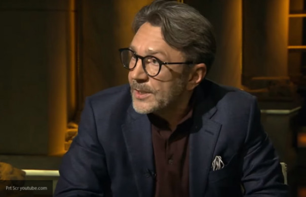 Шнуров высмеял голую вечеринку Ивлеевой в своей новой песне 18+