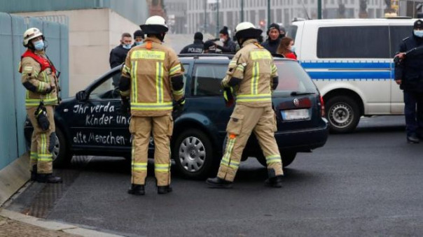 Неизвестный протаранил резиденцию Меркель