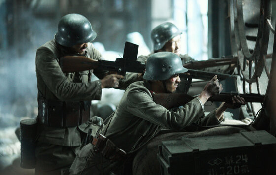 восемь сотен реальная история. 1606902381 e. восемь сотен реальная история фото. восемь сотен реальная история-1606902381 e. картинка восемь сотен реальная история. картинка 1606902381 e. Как бы курьезно это ни звучало, в центре сюжета лежит реальная история того, как целых четыре дня восемьсот китайцев обороняли от 20 тысяч японцев склад на окраине Шанхая. В ролях героических защитников склада снялись все главные китайские актеры современности, на съемки были потрачены рекордные для КНР 80 миллионов долларов, воздвигнуты масштабные декорации, а для производства спецэффектов приглашены Тим Кросби («Люди Икс: Дни минувшего будущего») и Глен Босэулл («Матрица», «Хоббит»). Все эти парни вместили в два с половиной часа хронометража столько эпического пафоса, крови, пота и слез, что хватило бы еще на одно «Спасение рядового Райана» или «Перл-Харбор». восемь сотен реальная история. 1606902381 e. восемь сотен реальная история фото. восемь сотен реальная история-1606902381 e. картинка восемь сотен реальная история. картинка 1606902381 e. Как бы курьезно это ни звучало, в центре сюжета лежит реальная история того, как целых четыре дня восемьсот китайцев обороняли от 20 тысяч японцев склад на окраине Шанхая. В ролях героических защитников склада снялись все главные китайские актеры современности, на съемки были потрачены рекордные для КНР 80 миллионов долларов, воздвигнуты масштабные декорации, а для производства спецэффектов приглашены Тим Кросби («Люди Икс: Дни минувшего будущего») и Глен Босэулл («Матрица», «Хоббит»). Все эти парни вместили в два с половиной часа хронометража столько эпического пафоса, крови, пота и слез, что хватило бы еще на одно «Спасение рядового Райана» или «Перл-Харбор».