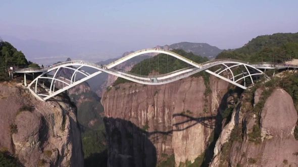 Захватывает дух: в горах Китая открыли двухъярусный стеклянный мост