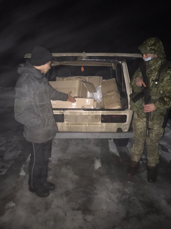 На украино-российской границе задержали харьковчан с сотнями книг о Гарри Поттере, россиянина с саблями и украинца с ножом ФСБ