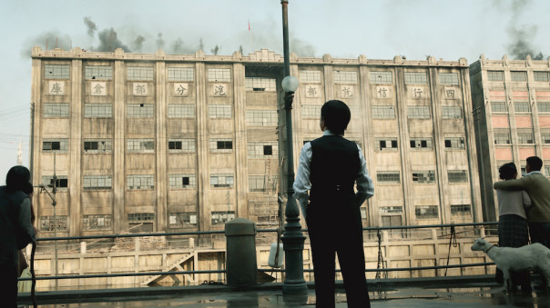 восемь сотен реальная история. 1606902431 e news.su the eight hundred. восемь сотен реальная история фото. восемь сотен реальная история-1606902431 e news.su the eight hundred. картинка восемь сотен реальная история. картинка 1606902431 e news.su the eight hundred. Как бы курьезно это ни звучало, в центре сюжета лежит реальная история того, как целых четыре дня восемьсот китайцев обороняли от 20 тысяч японцев склад на окраине Шанхая. В ролях героических защитников склада снялись все главные китайские актеры современности, на съемки были потрачены рекордные для КНР 80 миллионов долларов, воздвигнуты масштабные декорации, а для производства спецэффектов приглашены Тим Кросби («Люди Икс: Дни минувшего будущего») и Глен Босэулл («Матрица», «Хоббит»). Все эти парни вместили в два с половиной часа хронометража столько эпического пафоса, крови, пота и слез, что хватило бы еще на одно «Спасение рядового Райана» или «Перл-Харбор». восемь сотен реальная история. 1606902431 e news.su the eight hundred. восемь сотен реальная история фото. восемь сотен реальная история-1606902431 e news.su the eight hundred. картинка восемь сотен реальная история. картинка 1606902431 e news.su the eight hundred. Как бы курьезно это ни звучало, в центре сюжета лежит реальная история того, как целых четыре дня восемьсот китайцев обороняли от 20 тысяч японцев склад на окраине Шанхая. В ролях героических защитников склада снялись все главные китайские актеры современности, на съемки были потрачены рекордные для КНР 80 миллионов долларов, воздвигнуты масштабные декорации, а для производства спецэффектов приглашены Тим Кросби («Люди Икс: Дни минувшего будущего») и Глен Босэулл («Матрица», «Хоббит»). Все эти парни вместили в два с половиной часа хронометража столько эпического пафоса, крови, пота и слез, что хватило бы еще на одно «Спасение рядового Райана» или «Перл-Харбор».