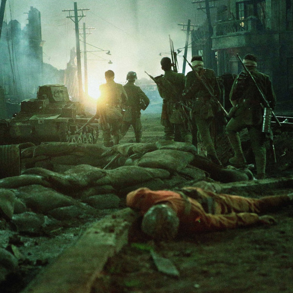 восемь сотен реальная история. 1606902540 e news.su 5184. восемь сотен реальная история фото. восемь сотен реальная история-1606902540 e news.su 5184. картинка восемь сотен реальная история. картинка 1606902540 e news.su 5184. Как бы курьезно это ни звучало, в центре сюжета лежит реальная история того, как целых четыре дня восемьсот китайцев обороняли от 20 тысяч японцев склад на окраине Шанхая. В ролях героических защитников склада снялись все главные китайские актеры современности, на съемки были потрачены рекордные для КНР 80 миллионов долларов, воздвигнуты масштабные декорации, а для производства спецэффектов приглашены Тим Кросби («Люди Икс: Дни минувшего будущего») и Глен Босэулл («Матрица», «Хоббит»). Все эти парни вместили в два с половиной часа хронометража столько эпического пафоса, крови, пота и слез, что хватило бы еще на одно «Спасение рядового Райана» или «Перл-Харбор». восемь сотен реальная история. 1606902540 e news.su 5184. восемь сотен реальная история фото. восемь сотен реальная история-1606902540 e news.su 5184. картинка восемь сотен реальная история. картинка 1606902540 e news.su 5184. Как бы курьезно это ни звучало, в центре сюжета лежит реальная история того, как целых четыре дня восемьсот китайцев обороняли от 20 тысяч японцев склад на окраине Шанхая. В ролях героических защитников склада снялись все главные китайские актеры современности, на съемки были потрачены рекордные для КНР 80 миллионов долларов, воздвигнуты масштабные декорации, а для производства спецэффектов приглашены Тим Кросби («Люди Икс: Дни минувшего будущего») и Глен Босэулл («Матрица», «Хоббит»). Все эти парни вместили в два с половиной часа хронометража столько эпического пафоса, крови, пота и слез, что хватило бы еще на одно «Спасение рядового Райана» или «Перл-Харбор».