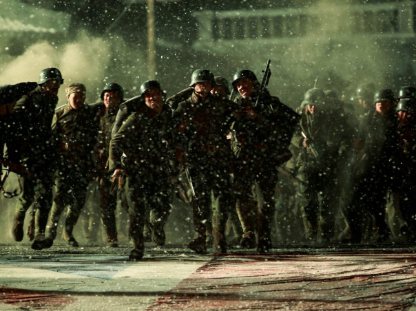 восемь сотен реальная история. 1606902582 e news.su 4584. восемь сотен реальная история фото. восемь сотен реальная история-1606902582 e news.su 4584. картинка восемь сотен реальная история. картинка 1606902582 e news.su 4584. Как бы курьезно это ни звучало, в центре сюжета лежит реальная история того, как целых четыре дня восемьсот китайцев обороняли от 20 тысяч японцев склад на окраине Шанхая. В ролях героических защитников склада снялись все главные китайские актеры современности, на съемки были потрачены рекордные для КНР 80 миллионов долларов, воздвигнуты масштабные декорации, а для производства спецэффектов приглашены Тим Кросби («Люди Икс: Дни минувшего будущего») и Глен Босэулл («Матрица», «Хоббит»). Все эти парни вместили в два с половиной часа хронометража столько эпического пафоса, крови, пота и слез, что хватило бы еще на одно «Спасение рядового Райана» или «Перл-Харбор». восемь сотен реальная история. 1606902582 e news.su 4584. восемь сотен реальная история фото. восемь сотен реальная история-1606902582 e news.su 4584. картинка восемь сотен реальная история. картинка 1606902582 e news.su 4584. Как бы курьезно это ни звучало, в центре сюжета лежит реальная история того, как целых четыре дня восемьсот китайцев обороняли от 20 тысяч японцев склад на окраине Шанхая. В ролях героических защитников склада снялись все главные китайские актеры современности, на съемки были потрачены рекордные для КНР 80 миллионов долларов, воздвигнуты масштабные декорации, а для производства спецэффектов приглашены Тим Кросби («Люди Икс: Дни минувшего будущего») и Глен Босэулл («Матрица», «Хоббит»). Все эти парни вместили в два с половиной часа хронометража столько эпического пафоса, крови, пота и слез, что хватило бы еще на одно «Спасение рядового Райана» или «Перл-Харбор».