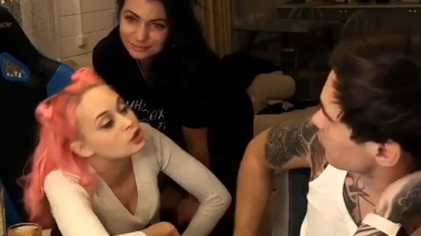 "Зай, ты жива или нет?": Российский блогер устроил прямой эфир с телом мертвой беременной подруги