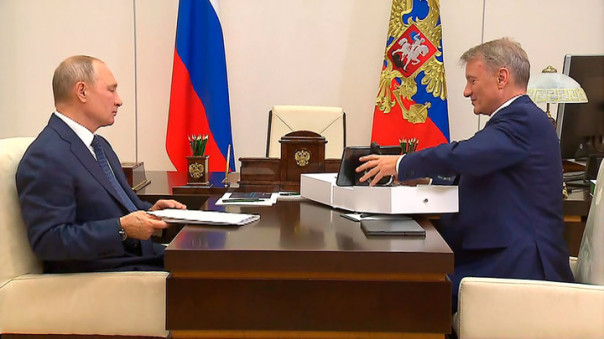 Греф показал Путину новый российский высокотехнологичный гаджет