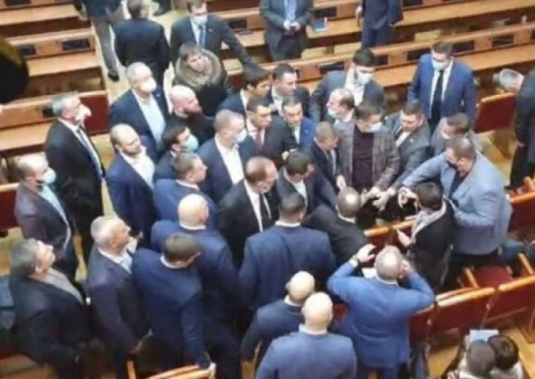 Первая сессия Одесского облсовета началась с драки и блокирования трибуны