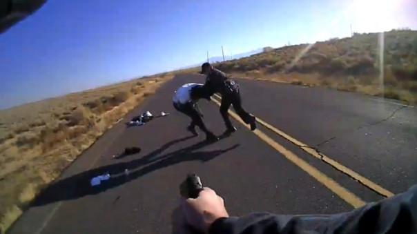 В США застрелен чернокожий, попытавшийся выхватить пистолет у полицейского. Видео