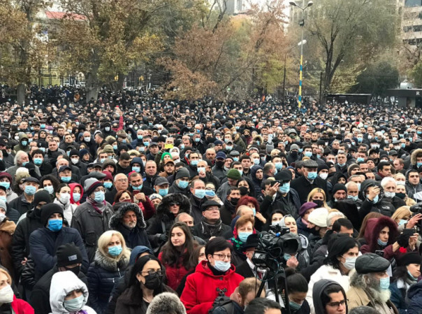 В Ереване требуют отставки Пашиняна, а в Баку готовятся к параду
