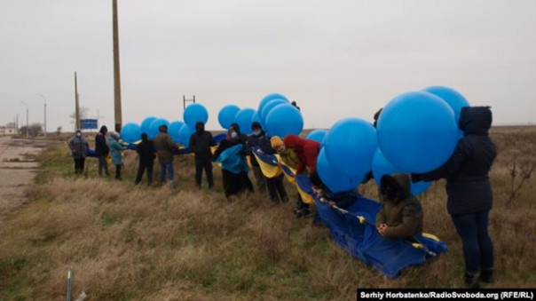 Так пэрэможем! «Свидомые» запустили в сторону Крыма желто-синие шарики