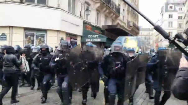 Протесты и беспорядки во Франции. Полиция ответила на бутылки и петарды водой и газом