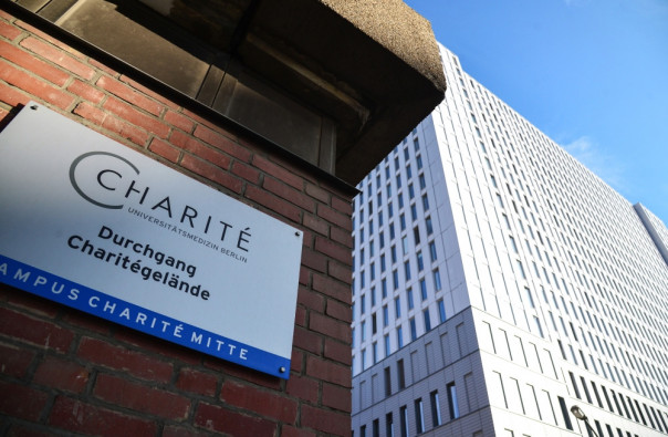 Times сообщила о "втором отравлении" Навального перед отправлением в ФРГ