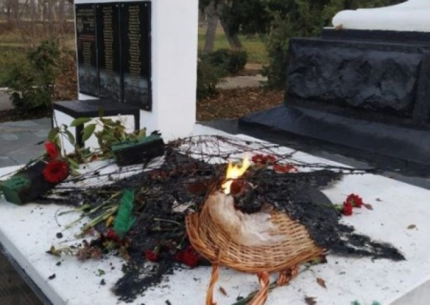 В Крыму опят жгут венки Вечного огня