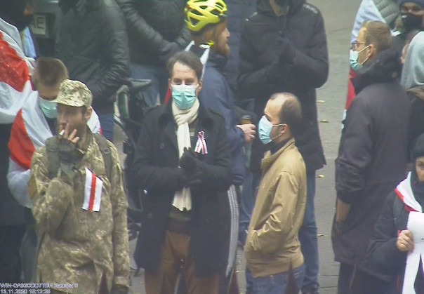 О. Овчинников и А. Кувшинов с «побратимом» у стен белорусского посольства в Киеве