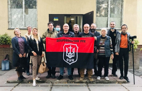 Н. Коханивский – в центре в кожаной куртке, слева от него О. Овчинников, с левого края – Е. Толстая, справа – один из украинских «побратимов» с надписью нацистского подразделения «Nachtigall» на свитшоте