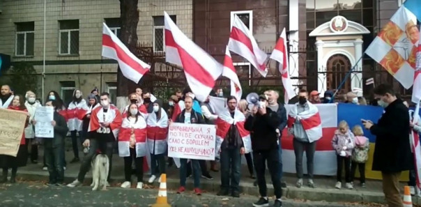 А.Кувшинов в центре с плакатом