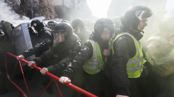 В Киеве полиция избила противников карантина, пострадали десятки участников акции
