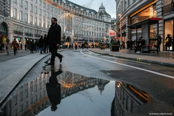 В Британии заявили, что ситуация с COVID-19 вышла из-под контроля