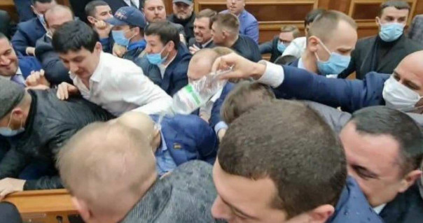 Сломанная мебель и кулачные бои. Что происходит в Одесском облсовете?