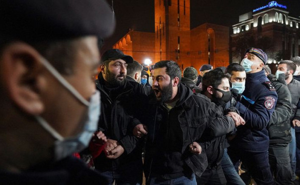 В Ереване протестующие начали ставить палатки у здания правительства. Между сторонниками и противниками Пашиняна проходят стычки