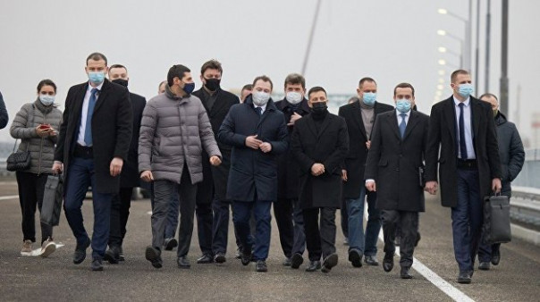 "Новый мост уже устал". Открытый Зеленским новый мост начал разрушаться в тот же день — видео